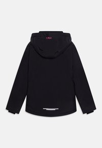 Schwarze wasserdichte Jacke mit Kapuze, ausgestattet mit einem reflektierenden Streifen auf der Rückseite, langen Ärmeln und glatter Textur. CMP-Logo in Pink.