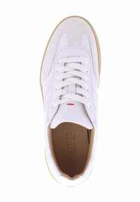 Sneaker bianco con accenti in suede, tomaia testurizzata, chiusura in pizzo classica e suola in gomma. Presenta un branding minimal all'interno.