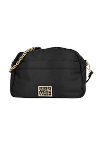 Bolso bandolera negro hecho de tela texturizada, con una correa de cadena dorada y una placa con el logo dorado en el frente, con un cierre de cremallera en la parte superior.