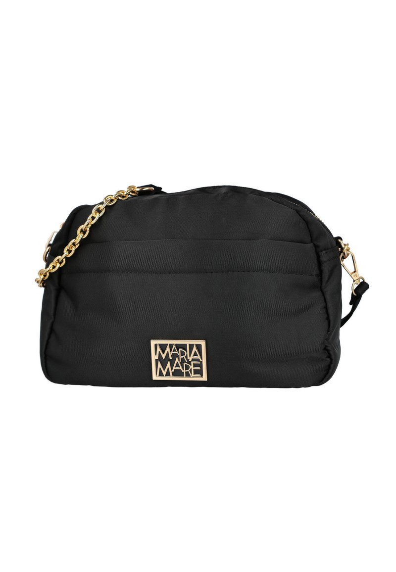 Bolso bandolera negro hecho de tela texturizada, con una correa de cadena dorada y una placa con el logo dorado en el frente, con un cierre de cremallera en la parte superior.