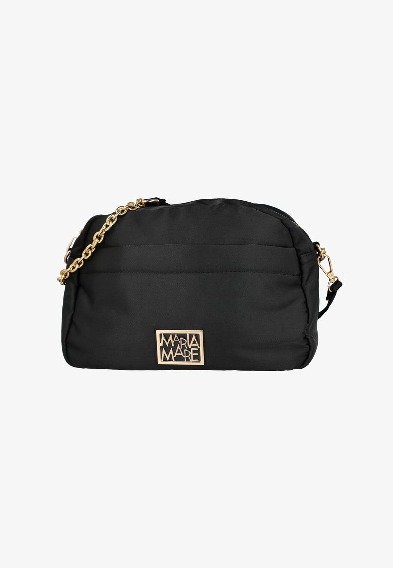 Bolso bandolera negro hecho de tela texturizada, con una correa de cadena dorada y una placa con el logo dorado en el frente, con un cierre de cremallera en la parte superior.