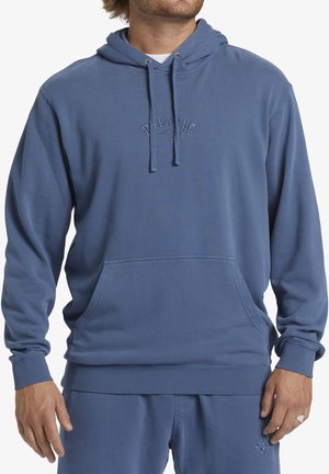 Blå hoodie tillverkad av bomullsblandat tyg. Har en känguruficka, ribbade ärmslut och nederkant. Diskret logobroschyr på bröstet.