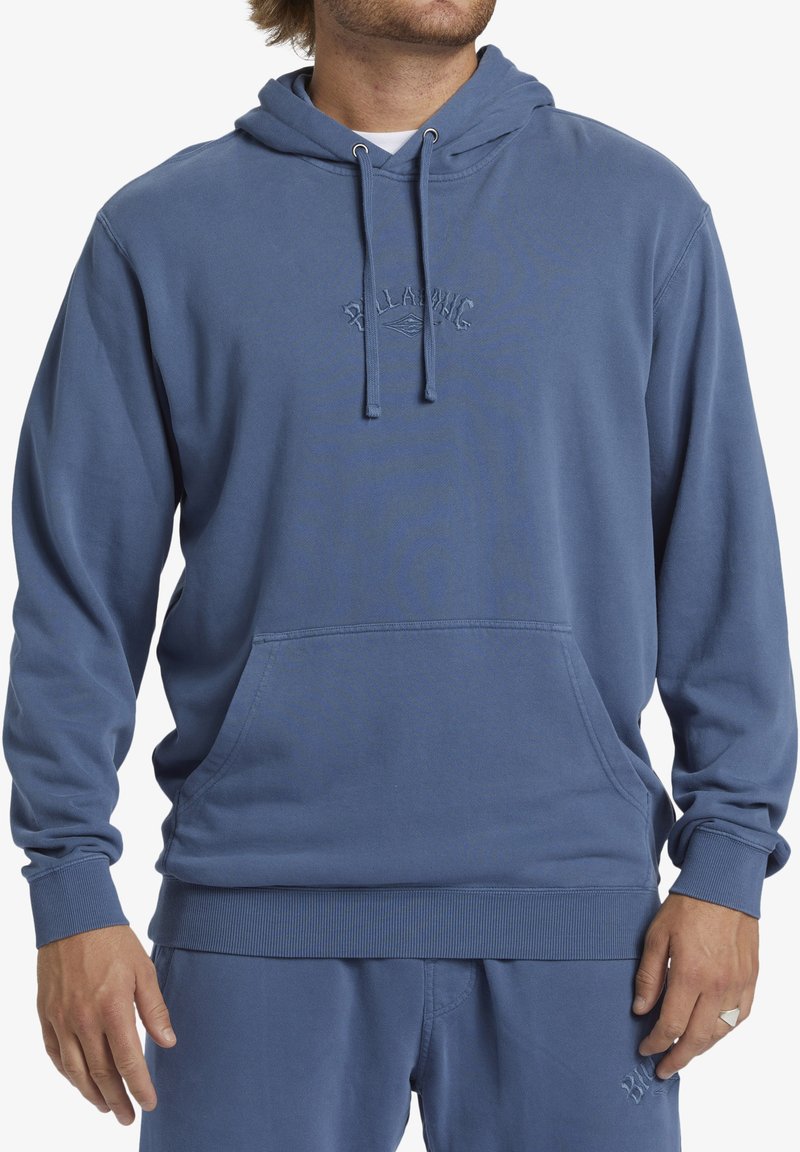 Felpa blu realizzata in tessuto misto cotone. Presenta una tasca a marsupio, polsini e orlo a costine. Ricamo del logo discreto sul petto.