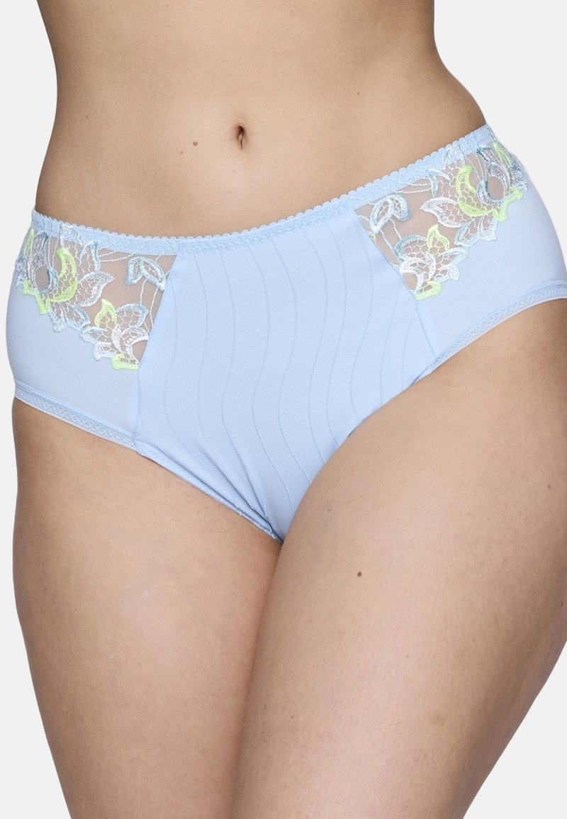 Jasnoniebieskie majtki z wysokim stanem z przezroczystą koronkową boczną wstawką z kwiatowym haftem w pastelowych kolorach oraz żeberkowaną fakturą na korpusie.