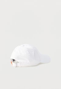 Λευκό ρυθμιζόμενο καπέλο baseball που βρίσκεται σε απλό ανοιχτό φόντο, δείχνοντας την πίσω πλευρά με μεταλλική αγκράφα και υφασμάτινο λουράκι.