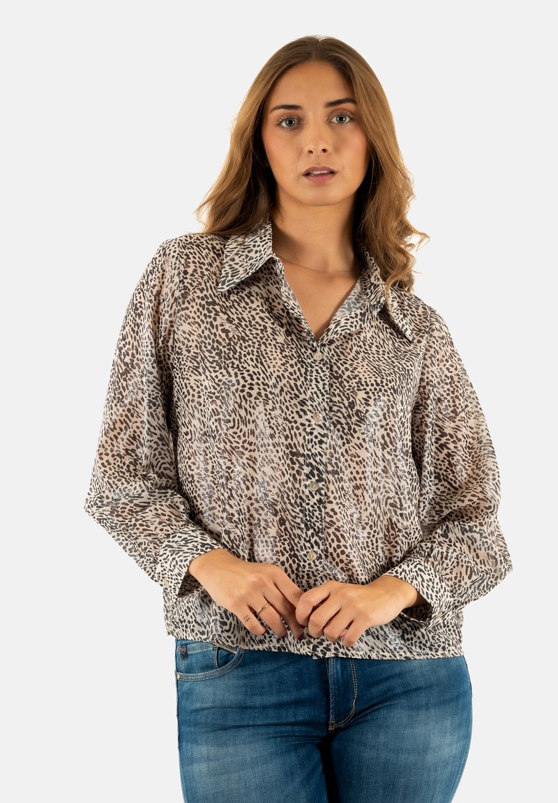 Blusa in stampa animale in tessuto leggero e trasparente, con un motivo beige chiaro e nero, dotata di colletto a punta e apertura con bottoni.