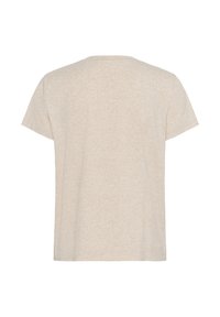 Beige T-shirt van zacht stoffen, met een ronde halslijn, korte mouwen en een losse pasvorm zonder zichtbare patronen of accenten.