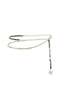 Ceinture chaîne ton or ornée d'une alternance de perles noires et blanches, avec un pendentif décoratif suspendu à une extrémité.