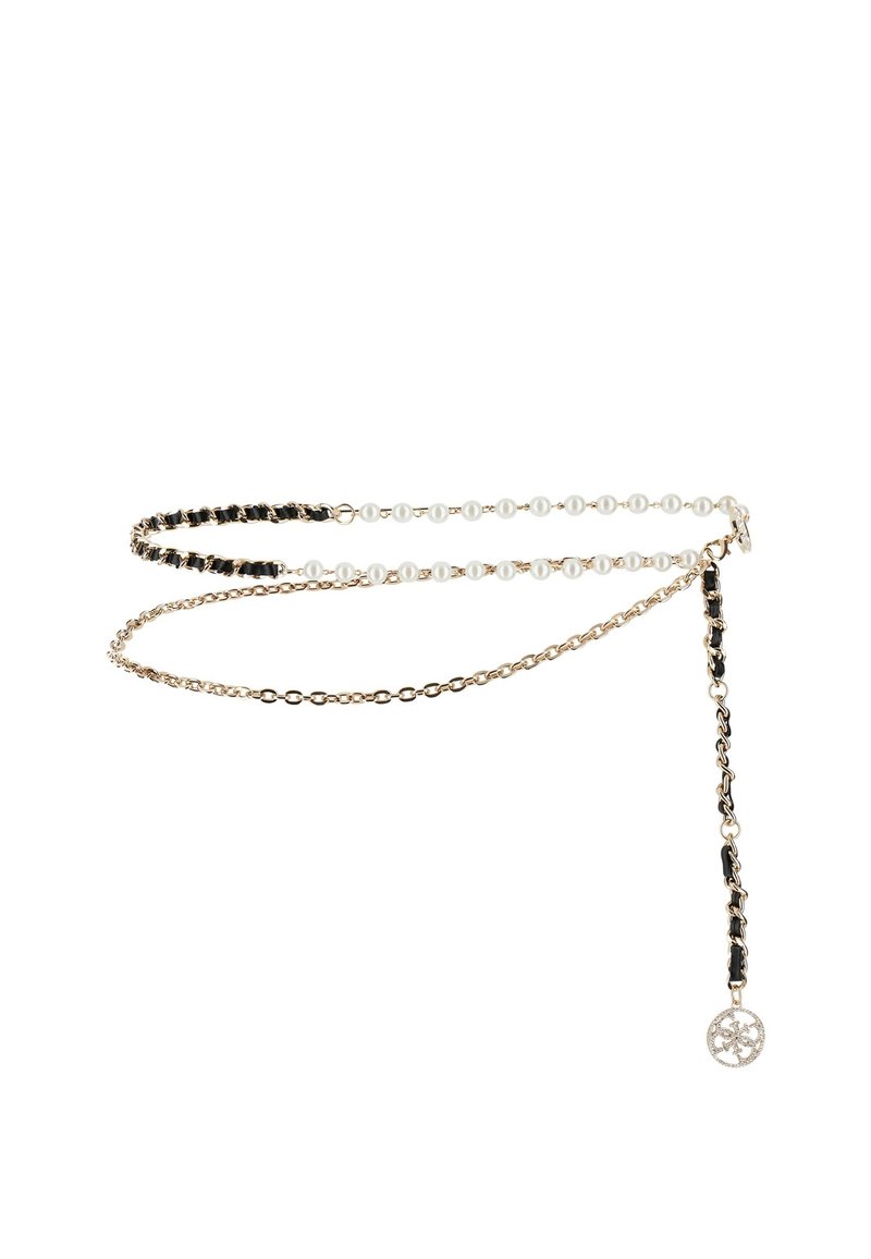 Ceinture chaîne ton or ornée d'une alternance de perles noires et blanches, avec un pendentif décoratif suspendu à une extrémité.