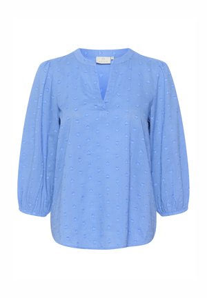 Lichtblauwe blouse met een V-hals en driekwartmouwen met pof-effect. Voorzien van getextureerde hartvormige patronen op de stof. Gemaakt van katoen.