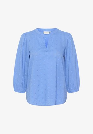 Hellblaue Bluse mit V-Ausschnitt und 3/4-Volantärmeln. Mit strukturierten, herzförmigen Mustern auf dem Stoff. Baumwollmaterial.