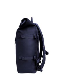 Zaino roll-top realizzato in tessuto navy durevole e testurizzato. Caratterizzato da spallacci regolabili, schienale imbottito e due fibbie laterali per una chiusura sicura.
