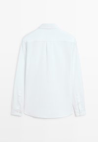 Weißes Langarmhemd mit Kragen, glatter Textur, geknöpften Manschetten und einer Passe am Rücken.