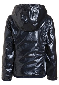Chaqueta impermeable de color azul marino brillante con capucha, puños elásticos y detalles en la cintura ajustada. Presenta una textura suave y reflectante.