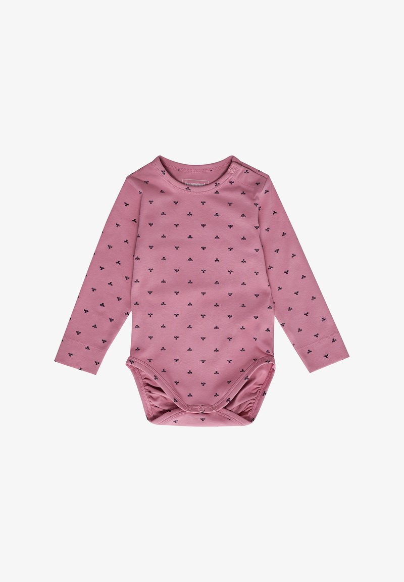 Różowy body z długim rękawem, wykonane z miękkiego materiału, z powtarzającym się granatowym wzorem. Zapięcie na napy na ramieniu i dole ułatwiające zakładanie.