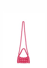Borsa a mano rosa con perline, dalla forma strutturata, dotata di un manico corto e di una tracolla lunga regolabile. La superficie presenta una texture liscia e opaca.