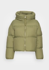 Giacca puffer corta verde oliva, con cappuccio, zip frontale e texture trapuntata morbida. Presenta maniche ampie e una vestibilità comoda.