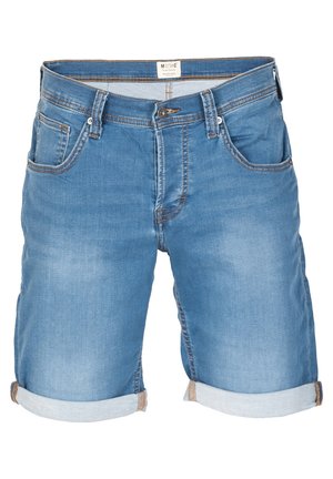 Blaue Jeansshorts mit aufgerollten Säumen, Gürtelschlaufen, Vorderknopf und Reißverschluss sowie Taschen vor weißem Hintergrund.