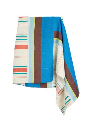 Wielokolorowa prostokątna tkanina z szerokimi pionowymi paskami w kolorach niebieskim, brązowym, zielonym, jasnoniebieskim, koralowym i białym, z cienkimi poziomymi liniami.