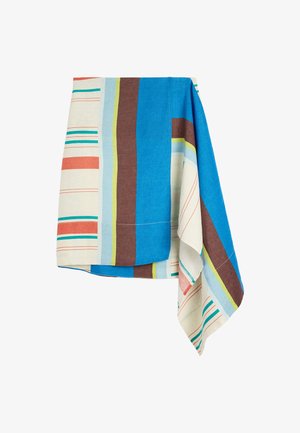 Wielokolorowa prostokątna tkanina z szerokimi pionowymi paskami w kolorach niebieskim, brązowym, zielonym, jasnoniebieskim, koralowym i białym, z cienkimi poziomymi liniami.