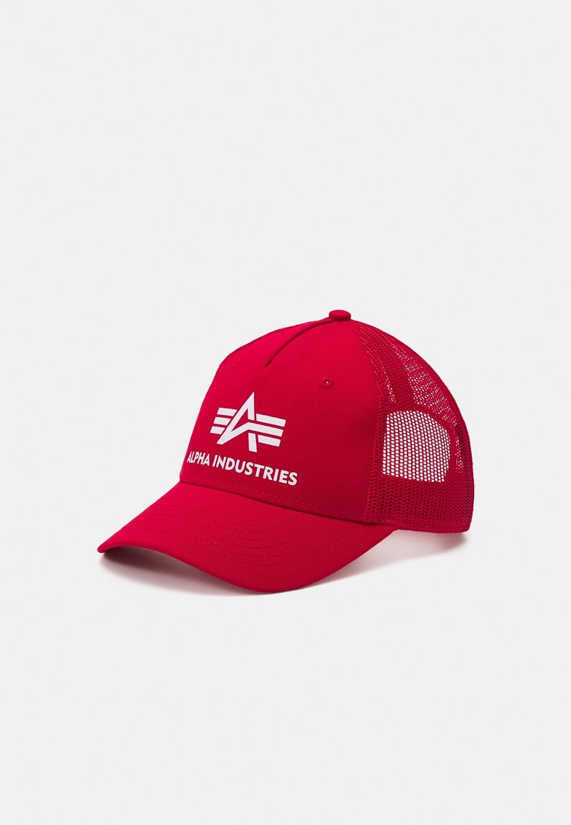 Casquette de baseball rouge avec arrière en mesh et logo blanc Alpha Industries ainsi que du texte à l'avant, présentée sur un fond uni.
