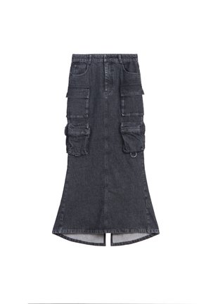 Gonna cargo in denim grigio scuro con molte tasche laterali, vita aderente e orlo svasato; presenta una piccola spaccatura sul retro.