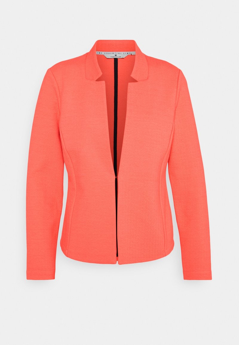 Blazer pour femme rose corail en tissu texturé, design à ouverture frontale, manches longues et col cranté.