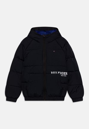 Doudoune noire matelassée avec capuche, fermeture éclair à l'avant, poches latérales, petit logo sur la poitrine et texte "HILFIGER NEW YORK" sur le bas devant.