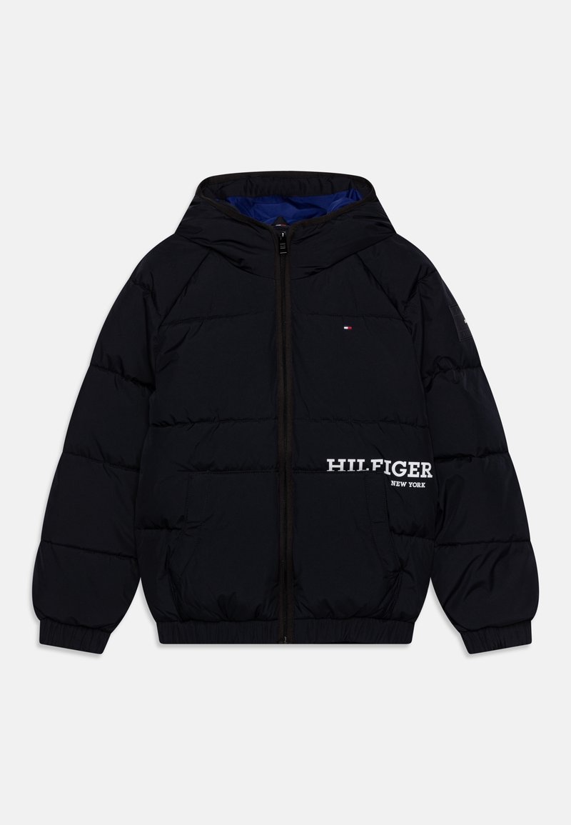 Doudoune noire matelassée avec capuche, fermeture éclair à l'avant, poches latérales, petit logo sur la poitrine et texte "HILFIGER NEW YORK" sur le bas devant.