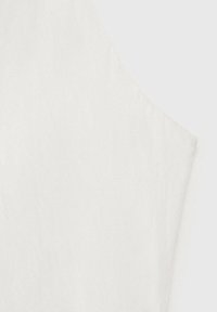 Vitt tyg med en slät textur som visar en subtil lyster. Snittet har en konturerad halsringning som betonar minimalistiska design detaljer.