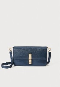 Mørkeblå skinnveske med teksturert finish, gullfarget lås og avtakbar rem. Rektangulær form med minimalistisk design.