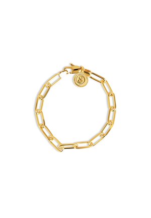 Bracelet à maillons en or avec un pendentif rond portant une initiale gravée, présenté sur fond blanc.