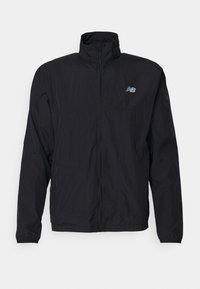 Schwarze leichte Jacke mit durchgehendem Frontreißverschluss, hohem Kragen, langen Ärmeln und kleinem New Balance Logo auf der linken Brust.