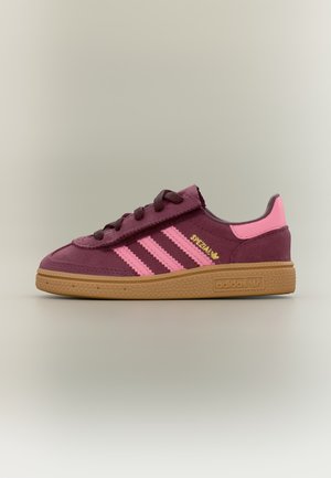 Baskets Adidas bordeaux et rose avec semelle en gomme, trois bandes roses, texte "Spezial" en or, et design à lacets sur fond neutre.