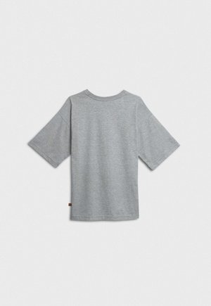 Szara koszulka z krótkim rękawem, z okrągłym dekoltem i luźnym krojem. Wykonana z miękkiego materiału, z małą metką marki umieszczoną w lewym dolnym rogu.