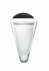 Sølvring med en stor trekantet klar ædelsten og en glat, afrundet sort sten på toppen, vist mod hvid baggrund.