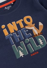 Marineblaues Langarmshirt mit der Aufschrift "Into the Wild" in bunten Buchstaben, verziert mit gestickten Akzenten von einem Fuchs und einem Baum.