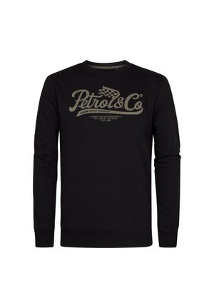 Czarna bluza z długim rękawem i okrągłym dekoltem, z beżowym napisem "Petrol & Co" oraz grafiką szachownicy na piersi.