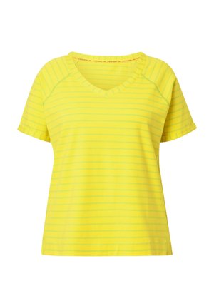 Camiseta amarilla a rayas con escote en V, manga corta y un corte relajado. Presenta rayas de color azul claro y costuras visibles a lo largo del escote.