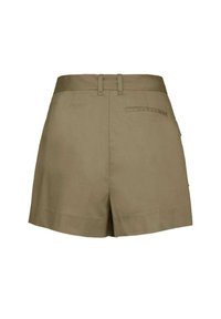 Pantaloni corti khaki con frontale piatto, passanti per cintura e una sola tasca sul retro, realizzati in tessuto liscio con una vestibilità su misura e bordi orlati.