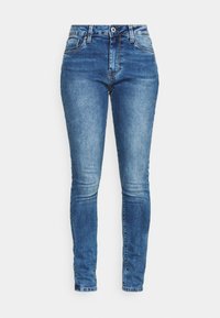 Vaqueros ajustados en mezclilla azul medio, con una textura suave, diseño de cinco bolsillos y una cinturilla recta clásica con un solo botón de metal.