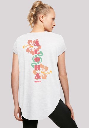 Weißes T-Shirt mit kurzen Ärmeln, das mit buntem "ALOHA"-Text und Hibiskusblüten auf dem Rücken bedruckt ist, mit einem abgerundeten Saum und lockerer Passform.