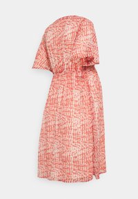 Röd- och vitmönstrad klänning med korta ärmar, elastisk midja och flödande design. Lätt tyg med texturerad yta.