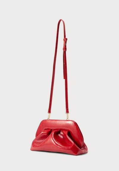 Κόκκινο τσαντάκι χειρός από δέρμα με ρετρό πιέτες στο μπροστινό μέρος και μακρύ ρυθμιζόμενο λουράκι με εξαρτήματα σε χρυσή απόχρωση.