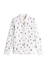 Chemise blanche à manches longues ornée d'un motif répétitif de voiliers en bleu marine, rouge et jaune, avec un col classique et un devant à boutons.
