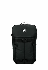 Zwarte rugzak van duurzaam materiaal, met een grote ritshoofdvak, frontriemen, zijvak en een logo aan de voorkant.