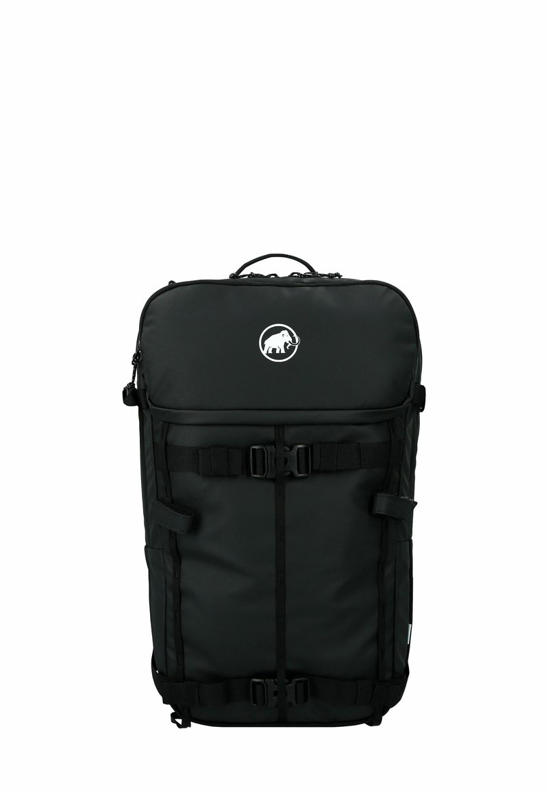 Zwarte rugzak van duurzaam materiaal, met een grote ritshoofdvak, frontriemen, zijvak en een logo aan de voorkant.