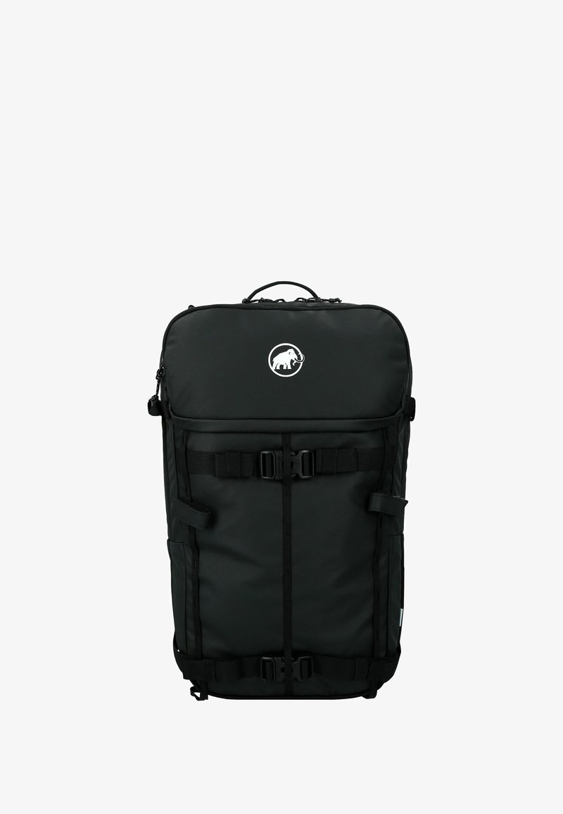 Zwarte rugzak van duurzaam materiaal, met een grote ritshoofdvak, frontriemen, zijvak en een logo aan de voorkant.