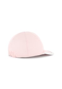 Casquette rose en tissu avec un dessus arrondi et une visière blanche. Présente des coutures cousues et un dos élastique pour un ajustement réglable.