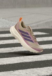 Δεν επιλέχθηκε, khaki three/violet/magic mauve